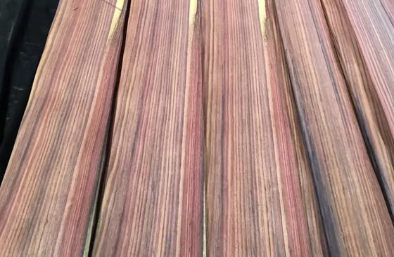 Quarter Slicing Flat Cut Natural Wood Veneer Sonokeling 8-40cm di larghezza