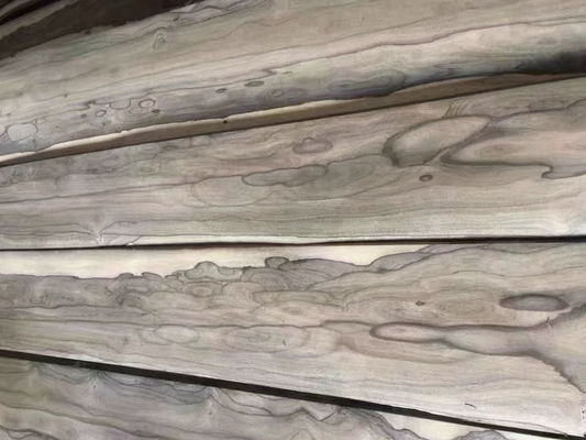 Carpenteria in legno naturale di alta qualità con grano di legno in continua evoluzione