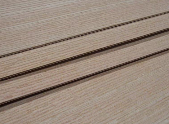 Pannello decorativo di legno di quercia rosso a grano retto